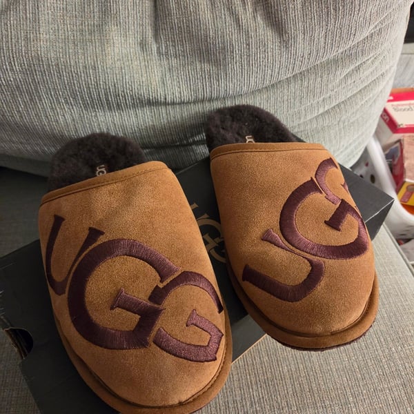 UGG Scuff Logo Slippers Size 45 EU Chestnut Espresso
