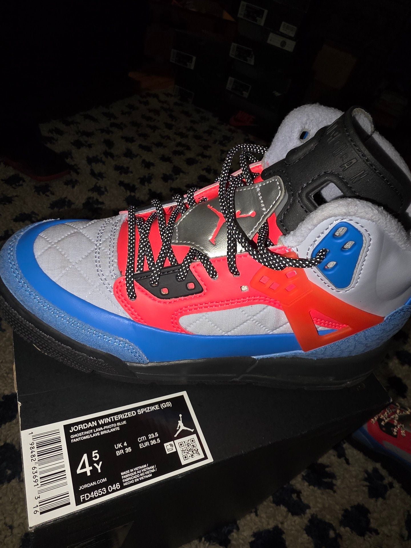 Jordan Winterized Spizike Size 4.5y  Blue Crimson 8
