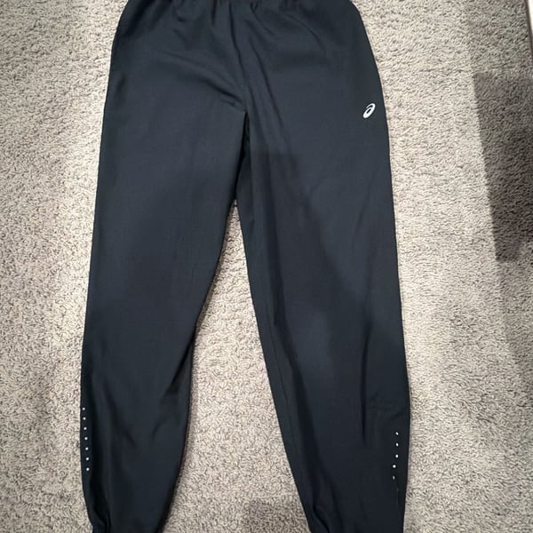 ASICS Pantalón de chándal Core Woven en Negro -