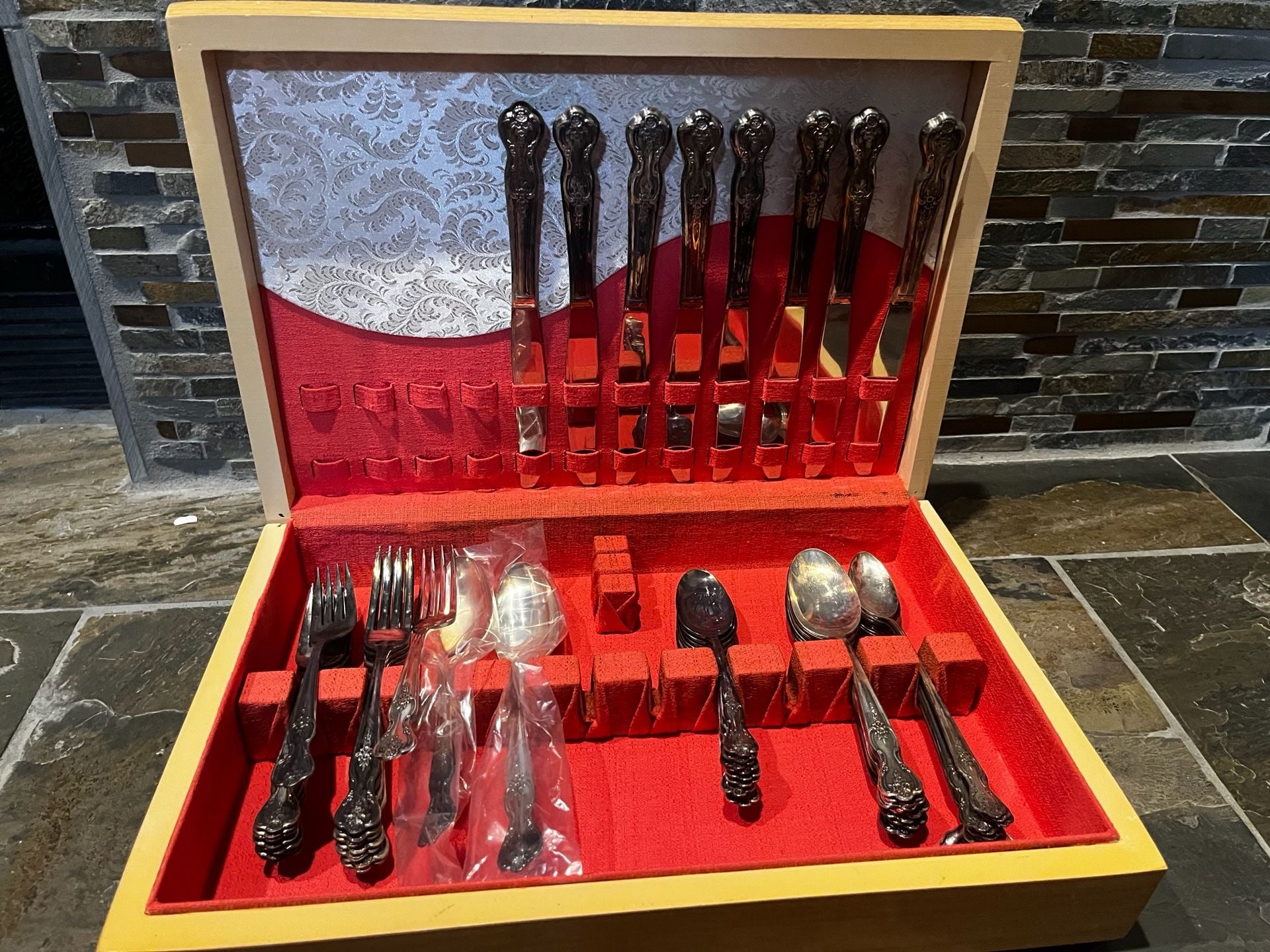 Wm Rogers Silverplate Flatware 50 pc Set with Wooden Storage Box 1