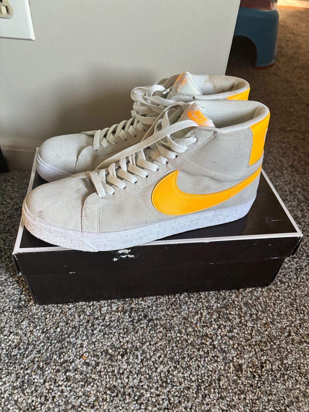 Nike SB Zoom Blazer Mid Size 9 White Laser Orange 2