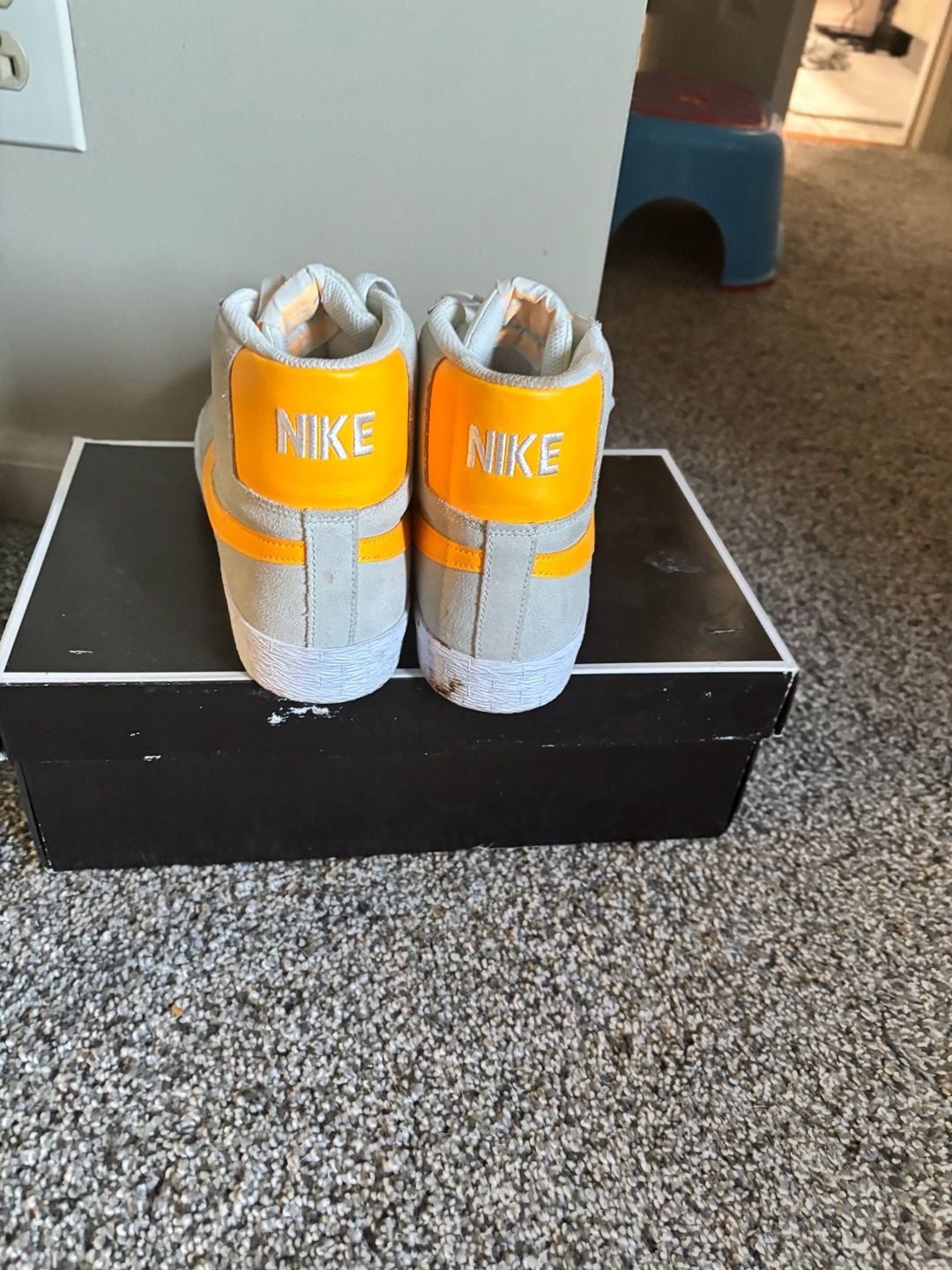 Nike SB Zoom Blazer Mid Size 9 White Laser Orange 3