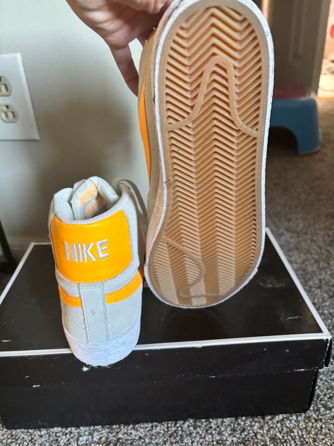 Nike SB Zoom Blazer Mid Size 9 White Laser Orange 4