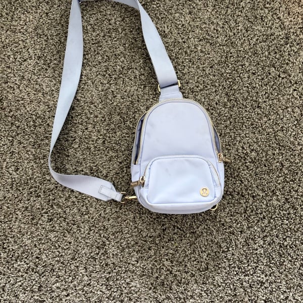 Lululemon Everywhere Small Sling Bag OS Light Lavender