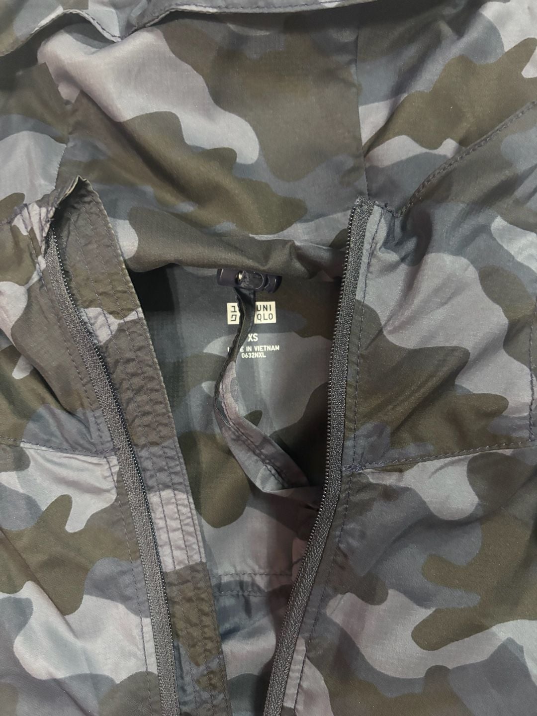 Uniqlo Pocketable UV Protection Hoodie Size XS Camo Windbreaker 3