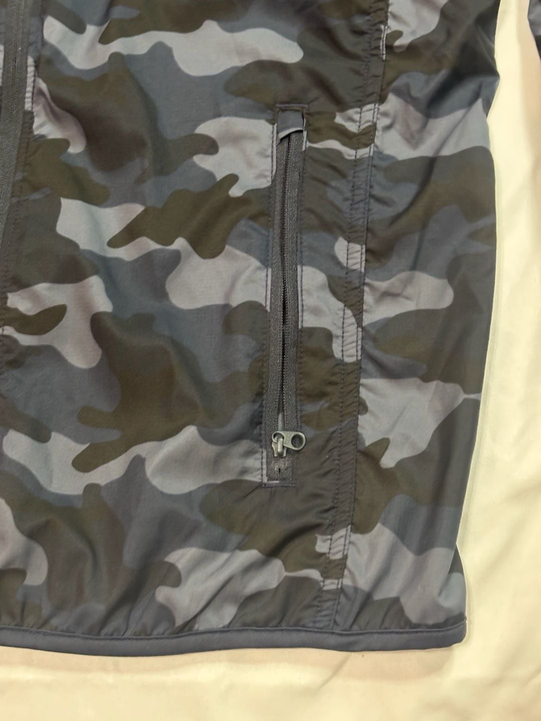 Uniqlo Pocketable UV Protection Hoodie Size XS Camo Windbreaker 5