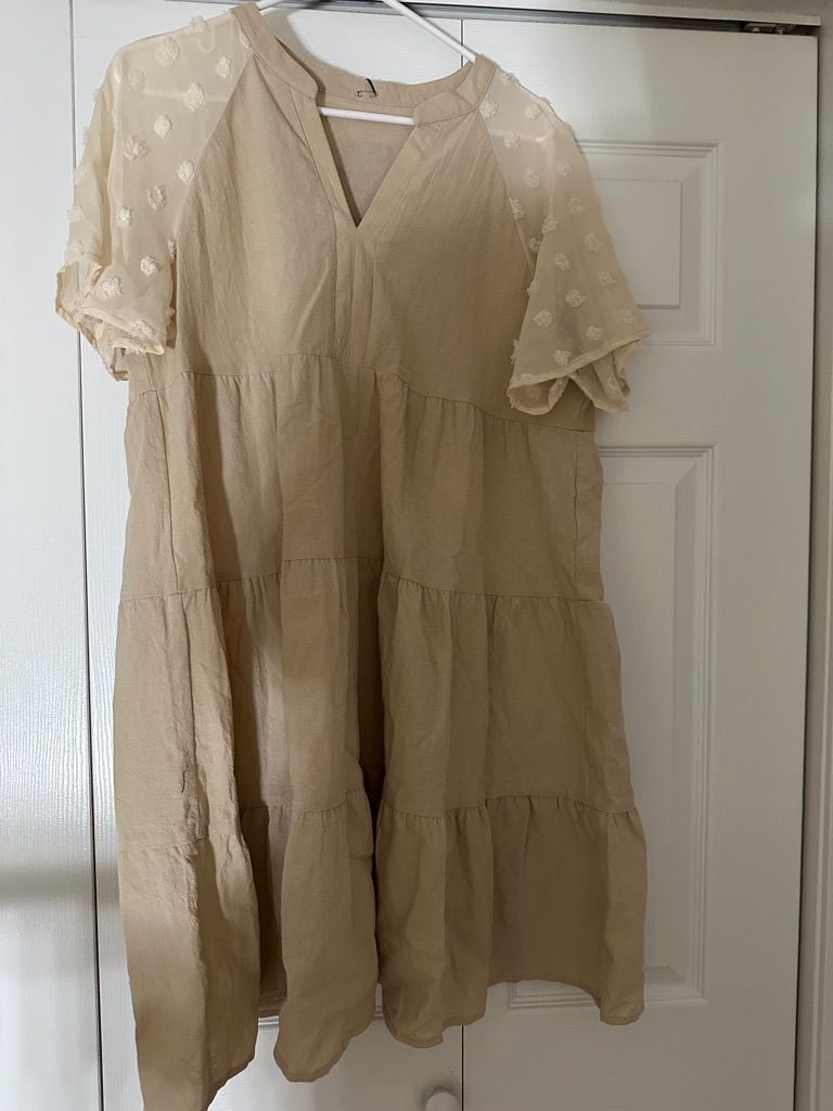 Doublu (Georgia Junkies)Tiered Shift Dress Beige Swiss Dot Sleeves 2