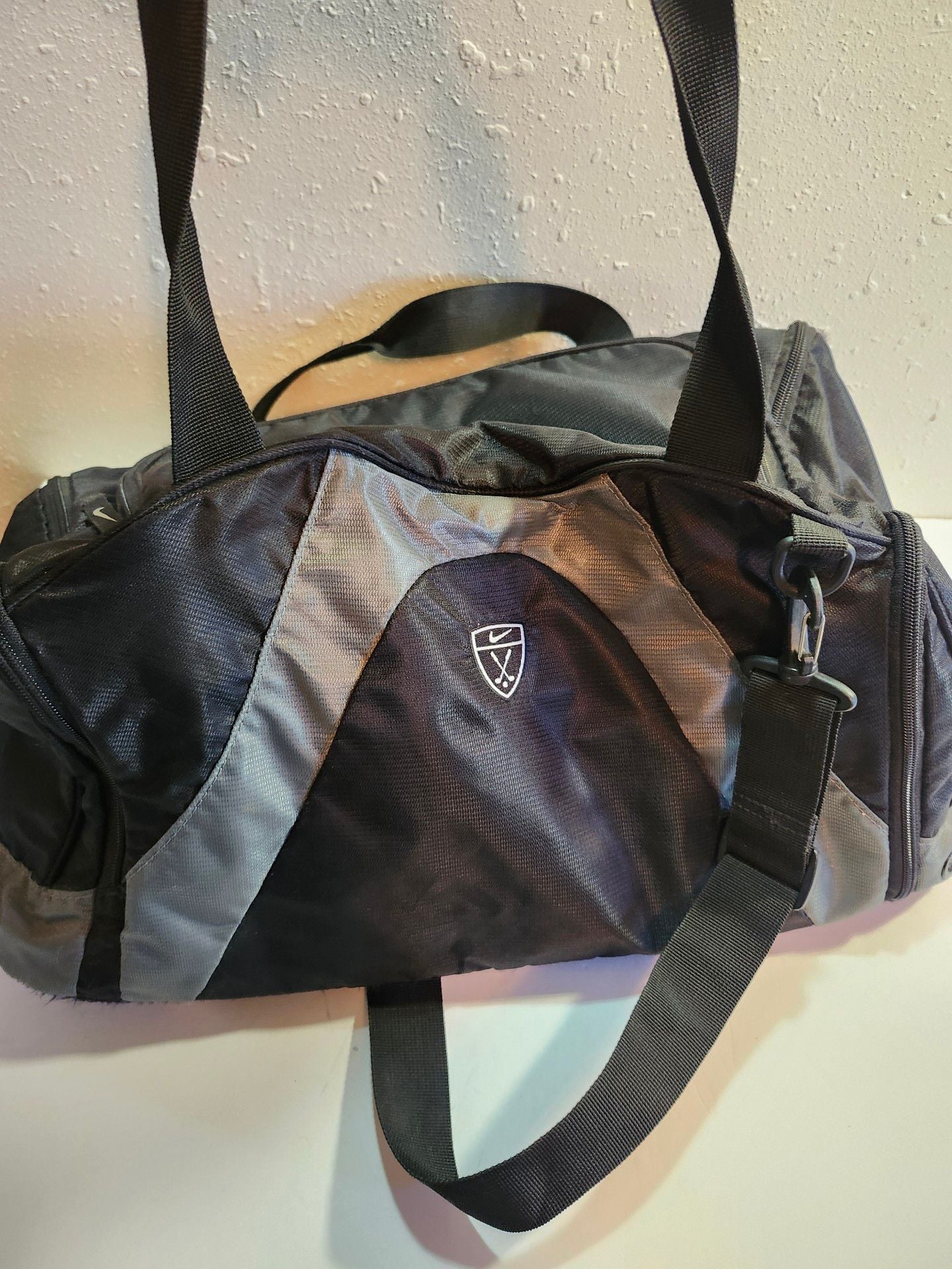 Nike Golf Duffle Bag Black Gray Shoulder Strap 2