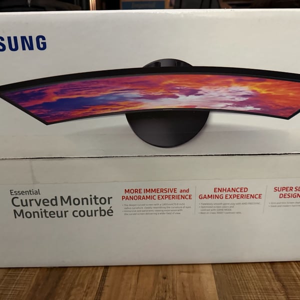 Samsung Essential Curved Monitor Size 24 CF392