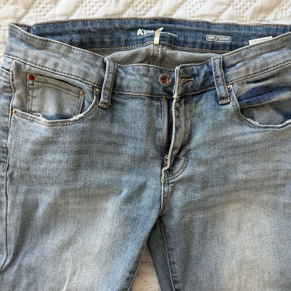 A’2nd For All Mankind Size 5 MediumStraight Jeans Distressed ( 0022)