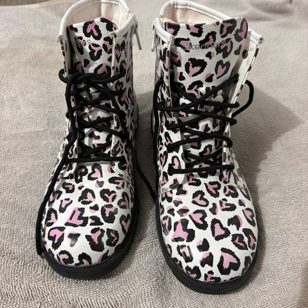 Skechers Gravlen Ankle Boots Size 3 White Pink Leopard Heart Print
