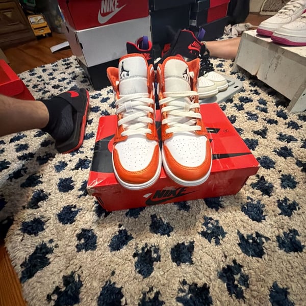 Nike Air Jordan 1 Retro Mid SE Electro Orange White size 6y or 7.5 w