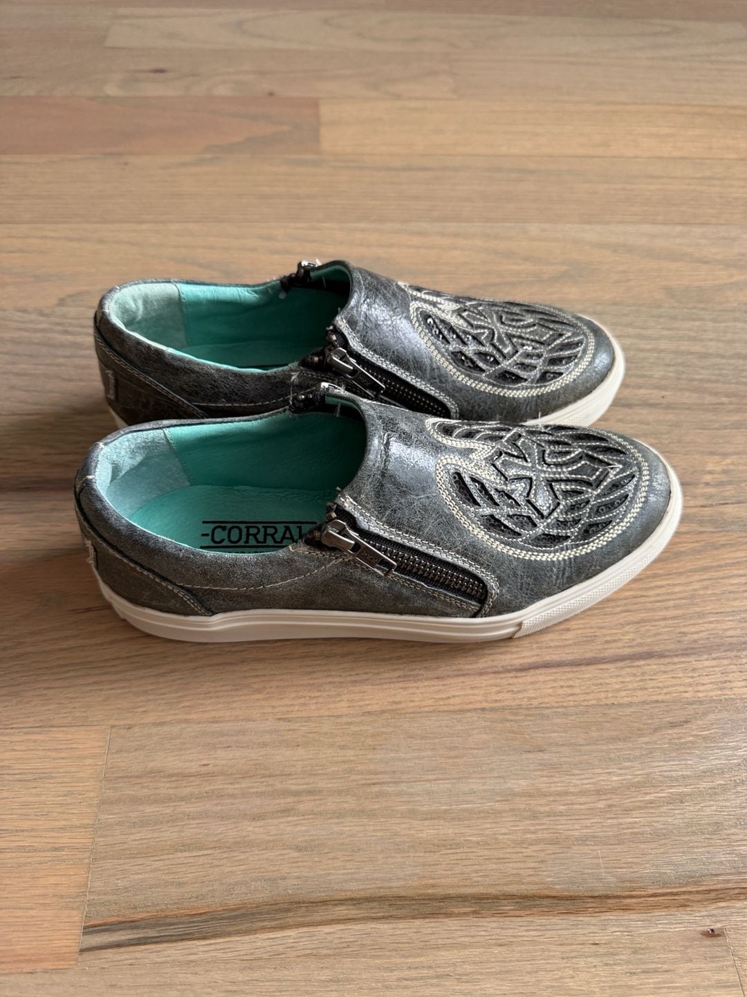 Corral Wings and Cross Gray Leather Sneaker E1552 5