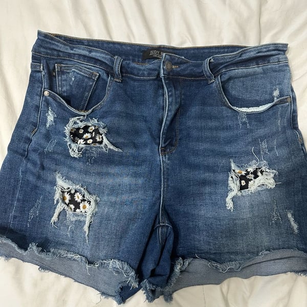 Judy Blue Distressed Daisy Patch Denim Shorts Size 3XL Blue Denim