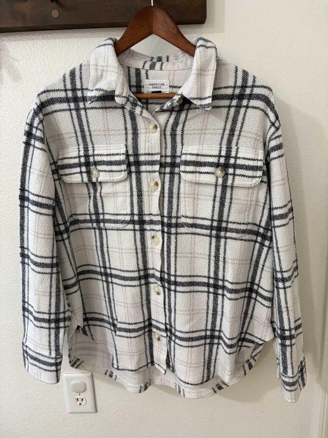 American Eagle Plaid Fleece Shacket Wms Oversized Small Off-White & Black Button Front 3