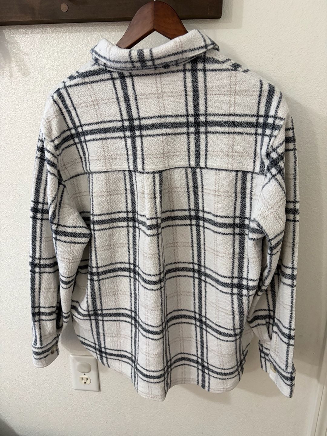 American Eagle Plaid Fleece Shacket Wms Oversized Small Off-White & Black Button Front 4