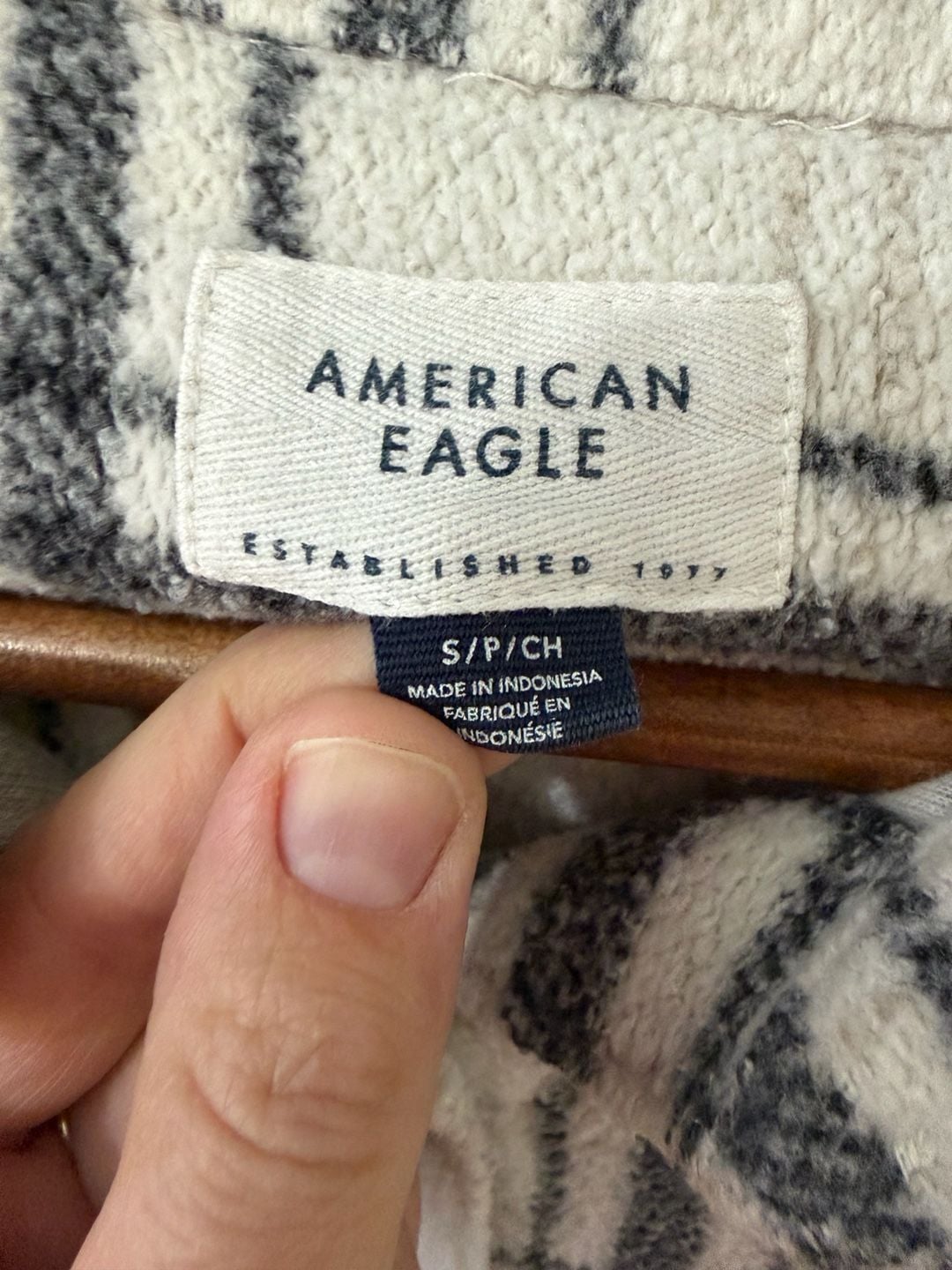 American Eagle Plaid Fleece Shacket Wms Oversized Small Off-White & Black Button Front 5