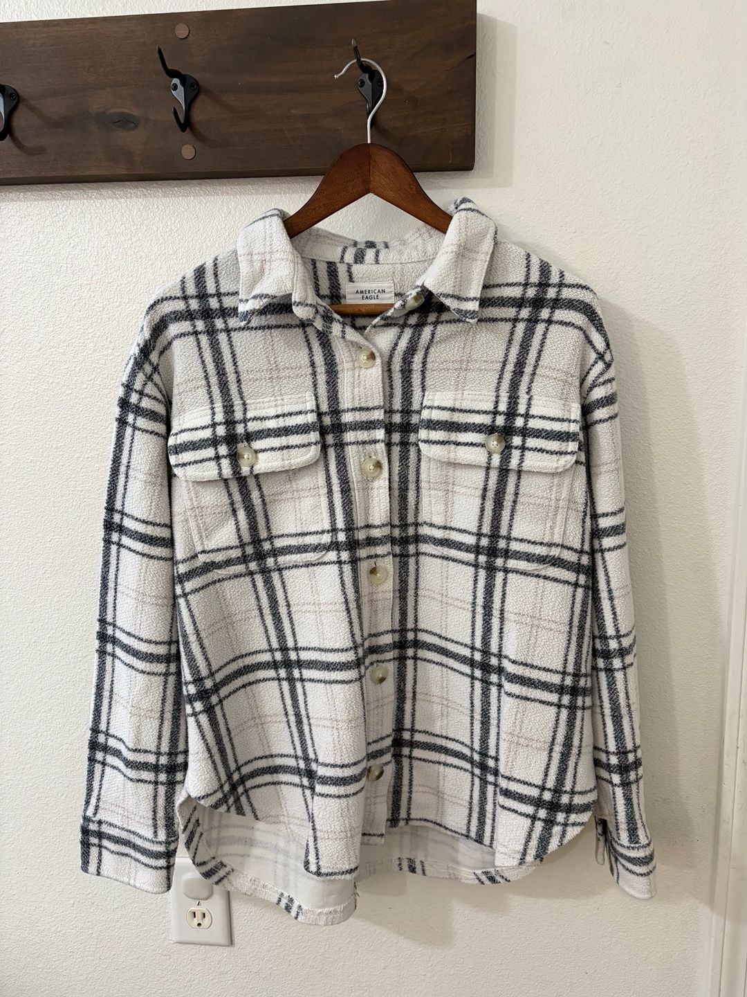 American Eagle Plaid Fleece Shacket Wms Oversized Small Off-White & Black Button Front 8