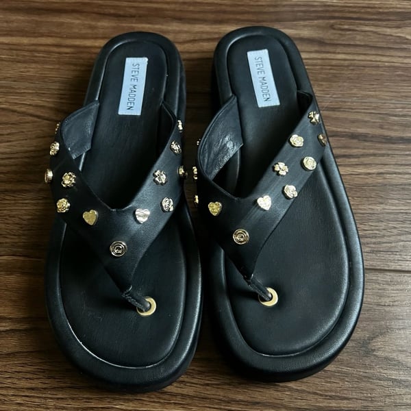 Steve Madden Size 9M Black Studded Flatform Sandals