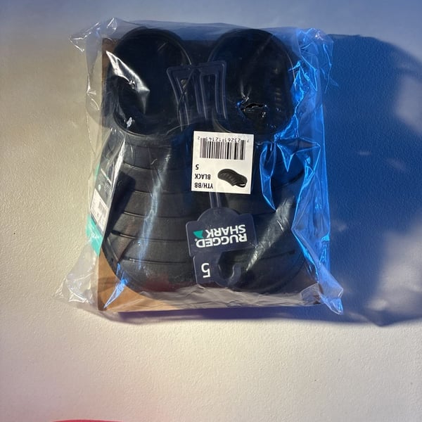 Rugged Shark Clogs Size 5 Black Youth