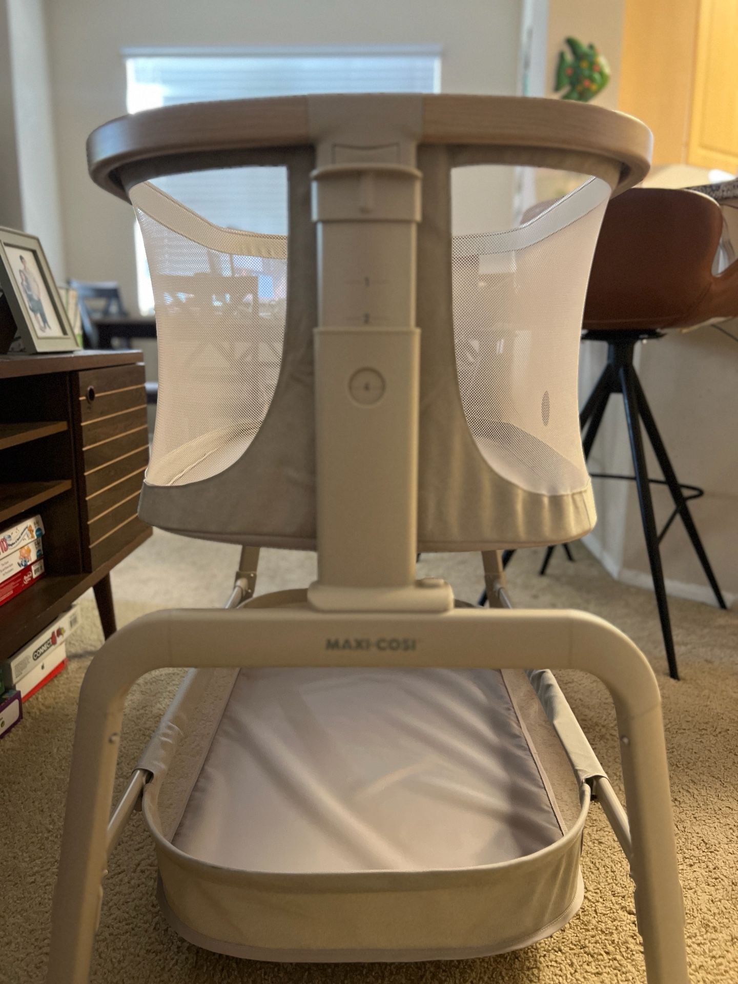 Maxi-Cosi Iora Bedside Bassinet Essential Beige 2