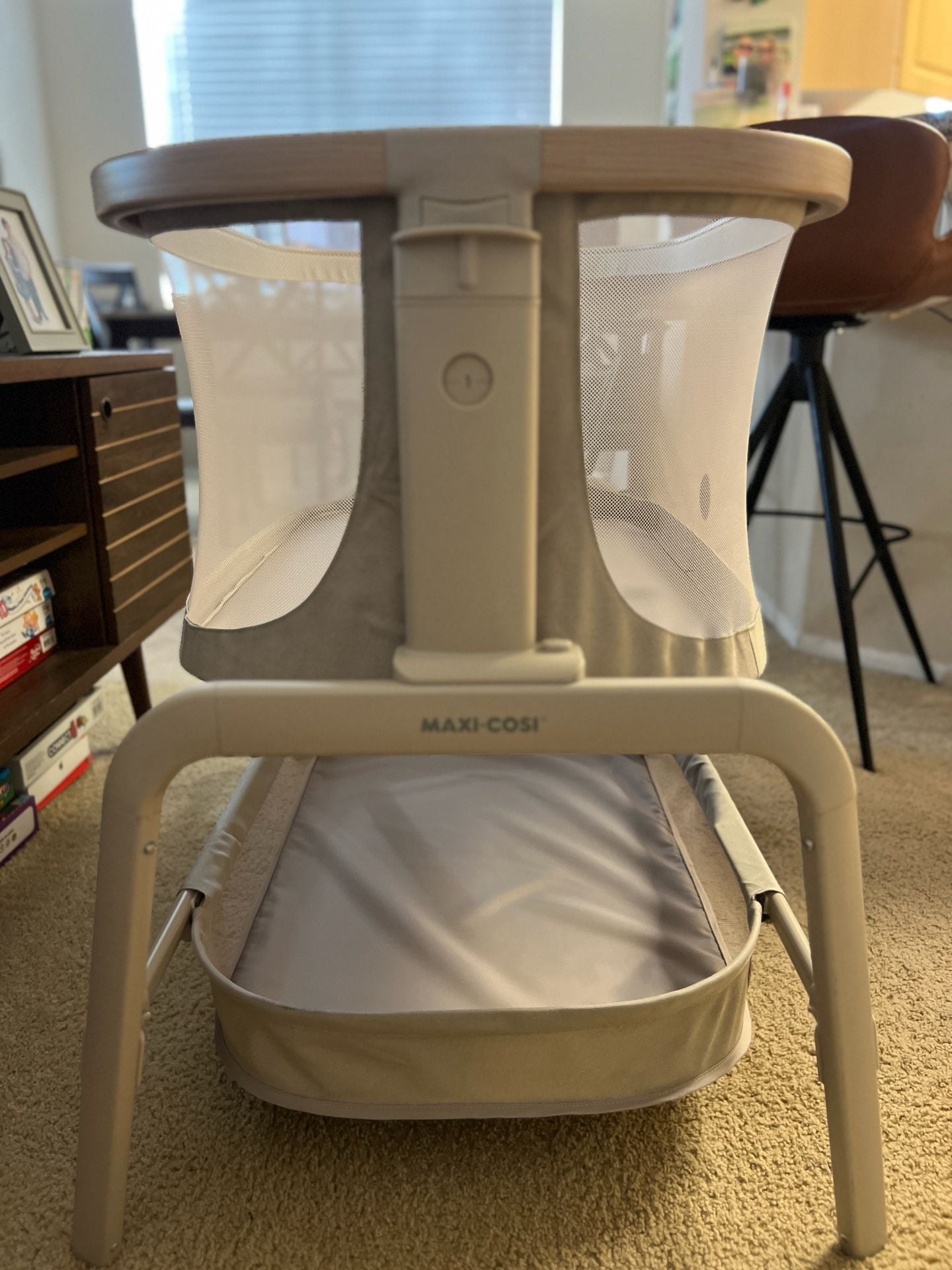 Maxi-Cosi Iora Bedside Bassinet Essential Beige 3