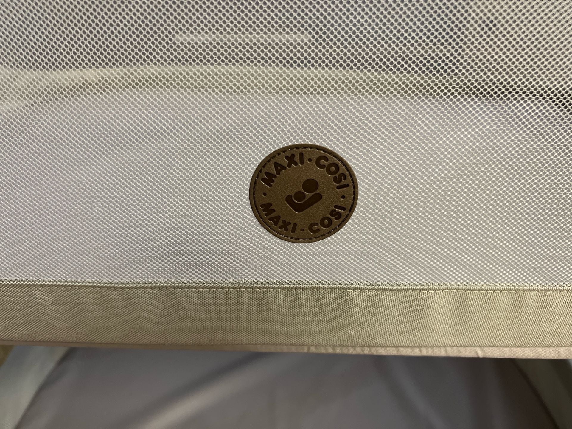 Maxi-Cosi Iora Bedside Bassinet Essential Beige 4