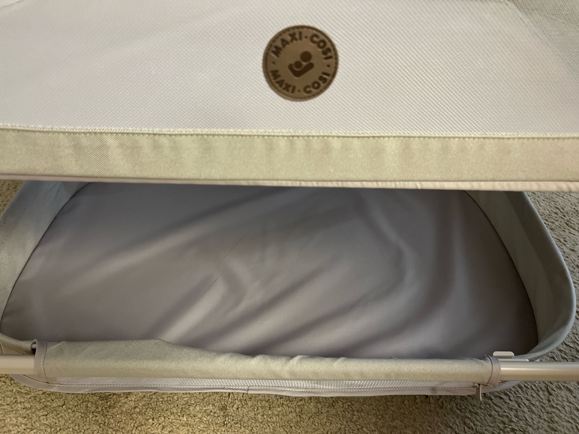 Maxi-Cosi Iora Bedside Bassinet Essential Beige 8