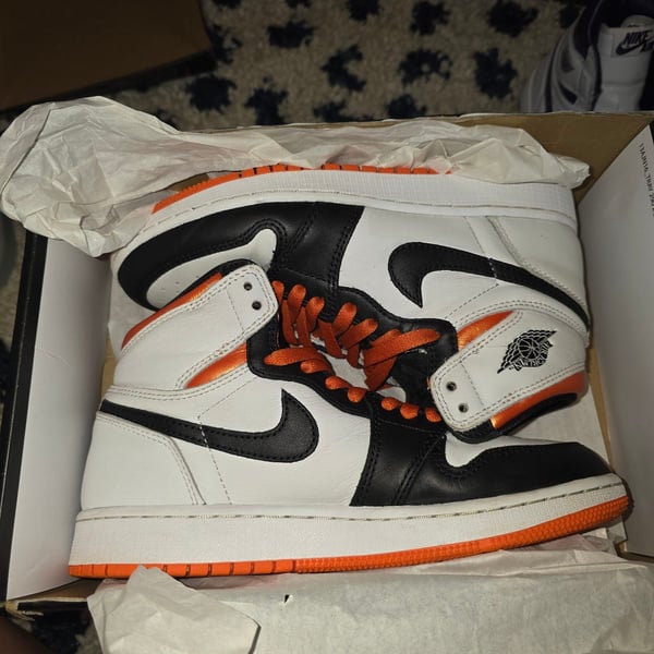 Air Jordan 1 Retro High OG "Electro Orange"