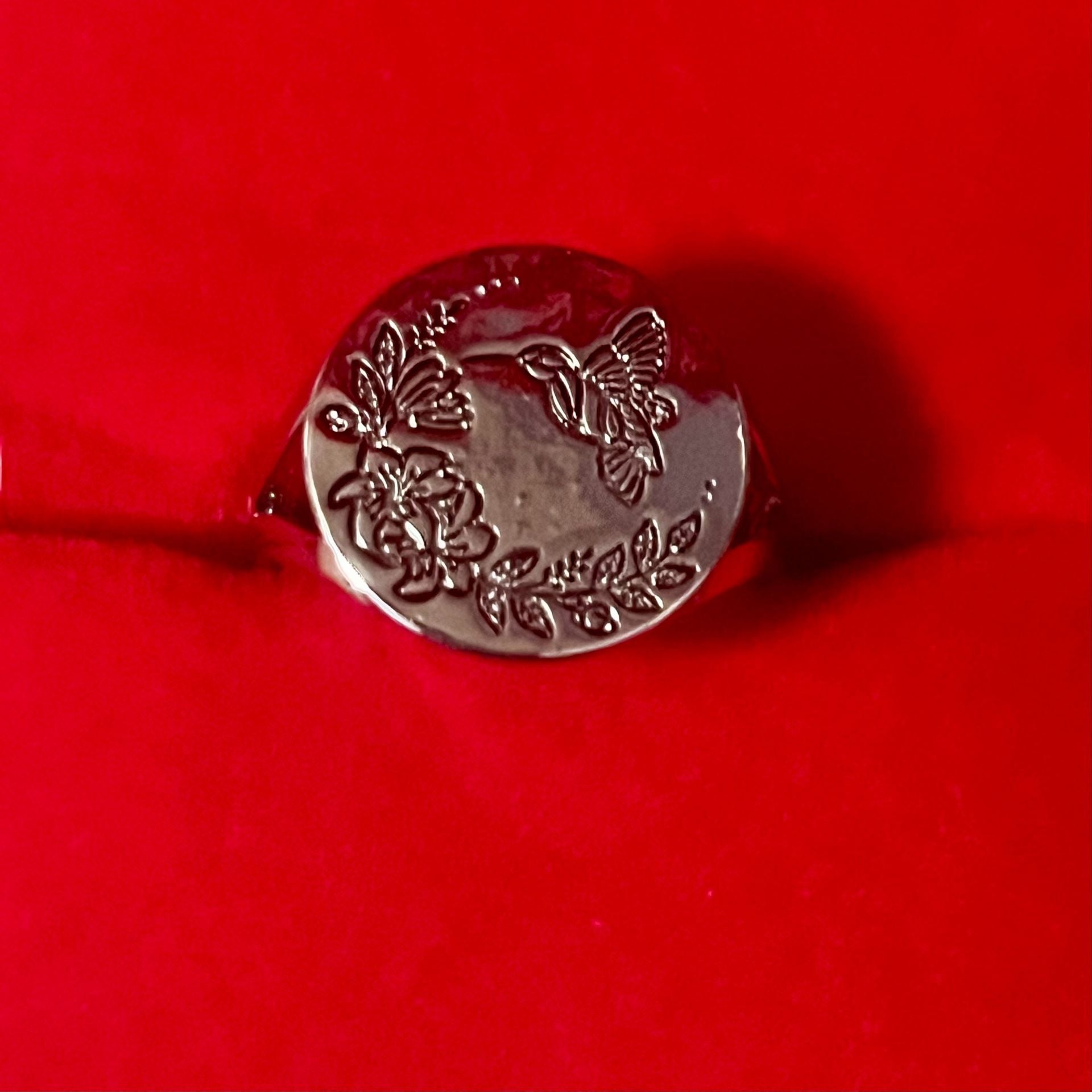 Hummingbird and Floral Engraved Titanium Steel Silver Signet Ring Size 6 1