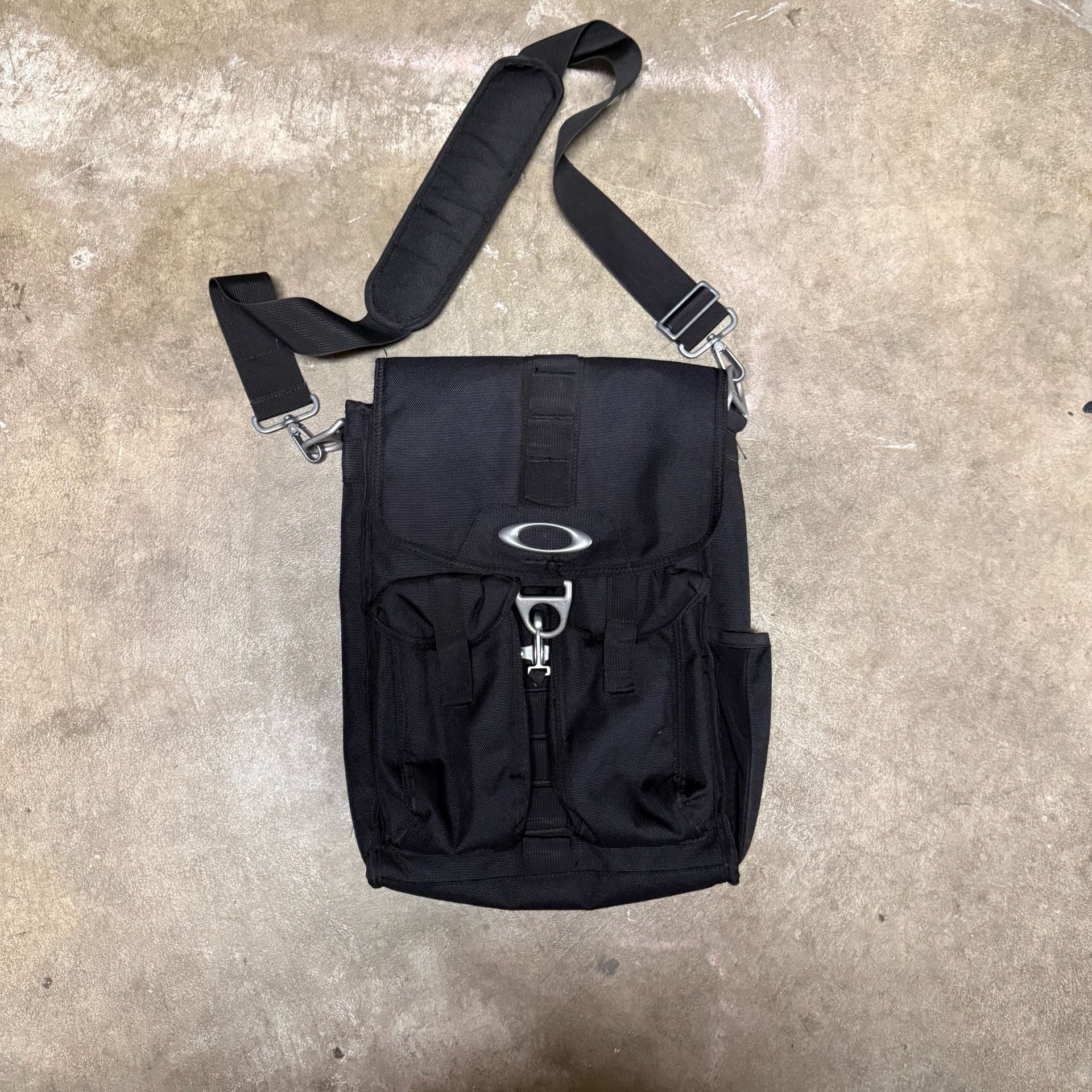 Oakley Dry Goods Vertical Shoulder Bag Black Tactical 2