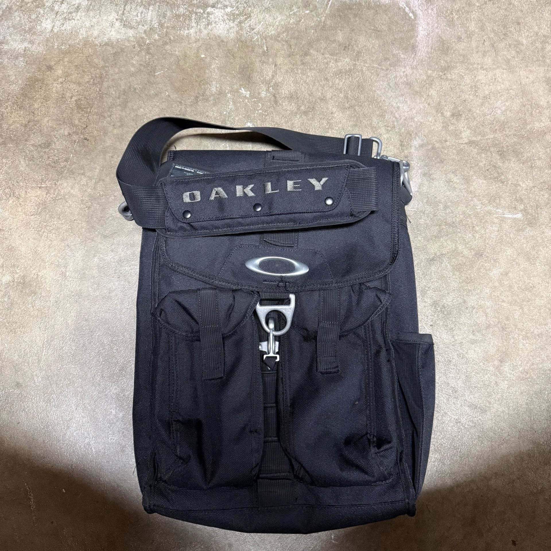 Oakley Dry Goods Vertical Shoulder Bag Black Tactical 3