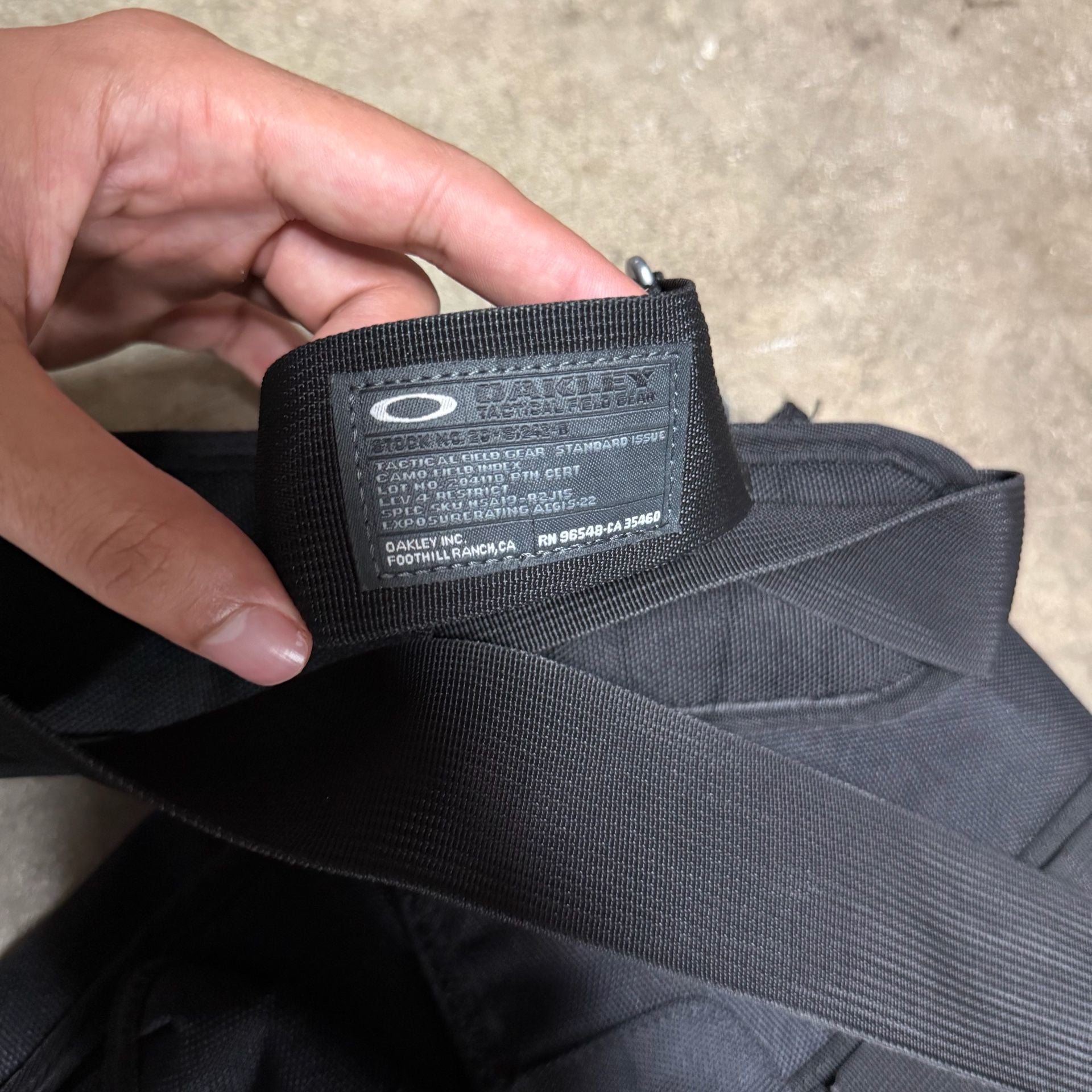 Oakley Dry Goods Vertical Shoulder Bag Black Tactical 4