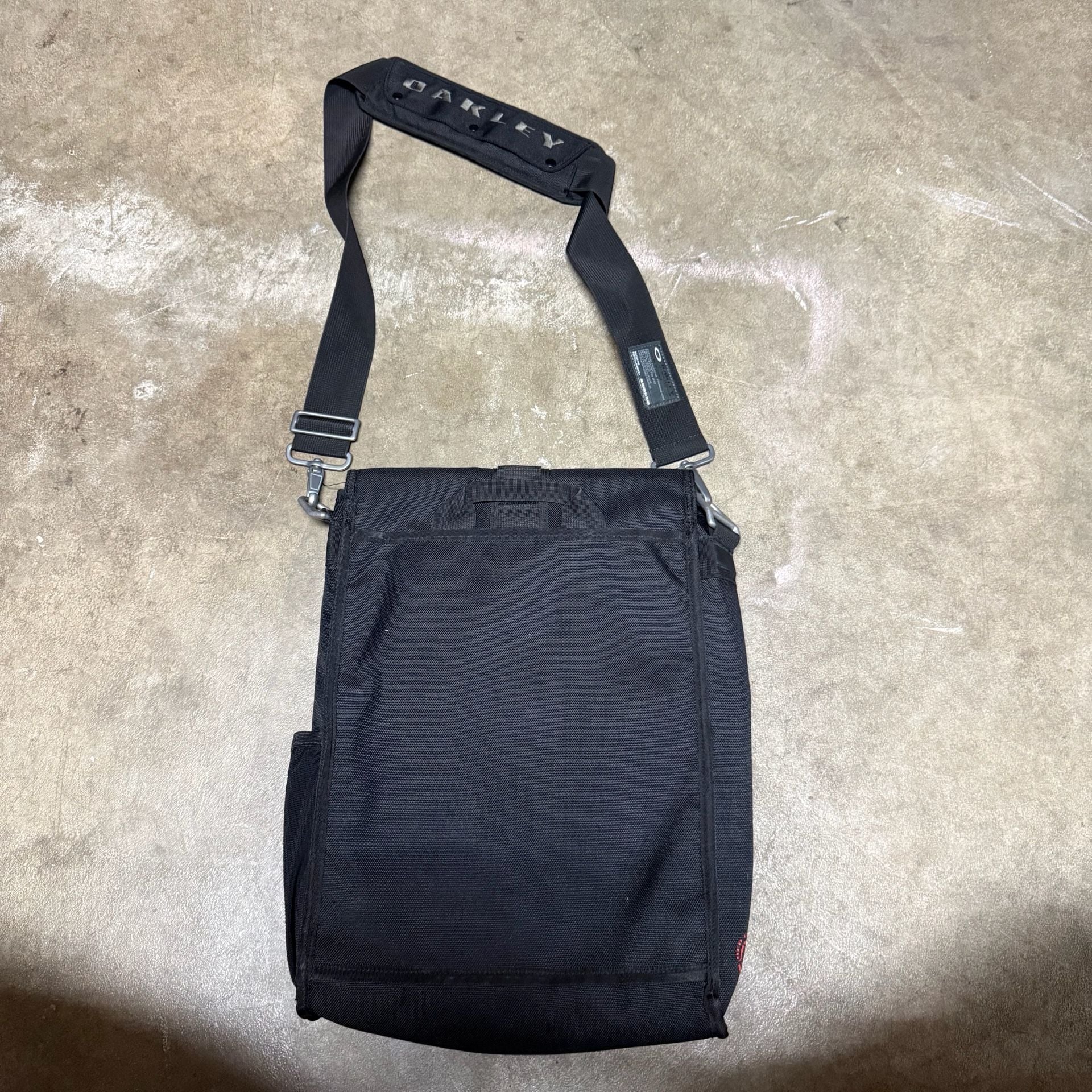Oakley Dry Goods Vertical Shoulder Bag Black Tactical 5