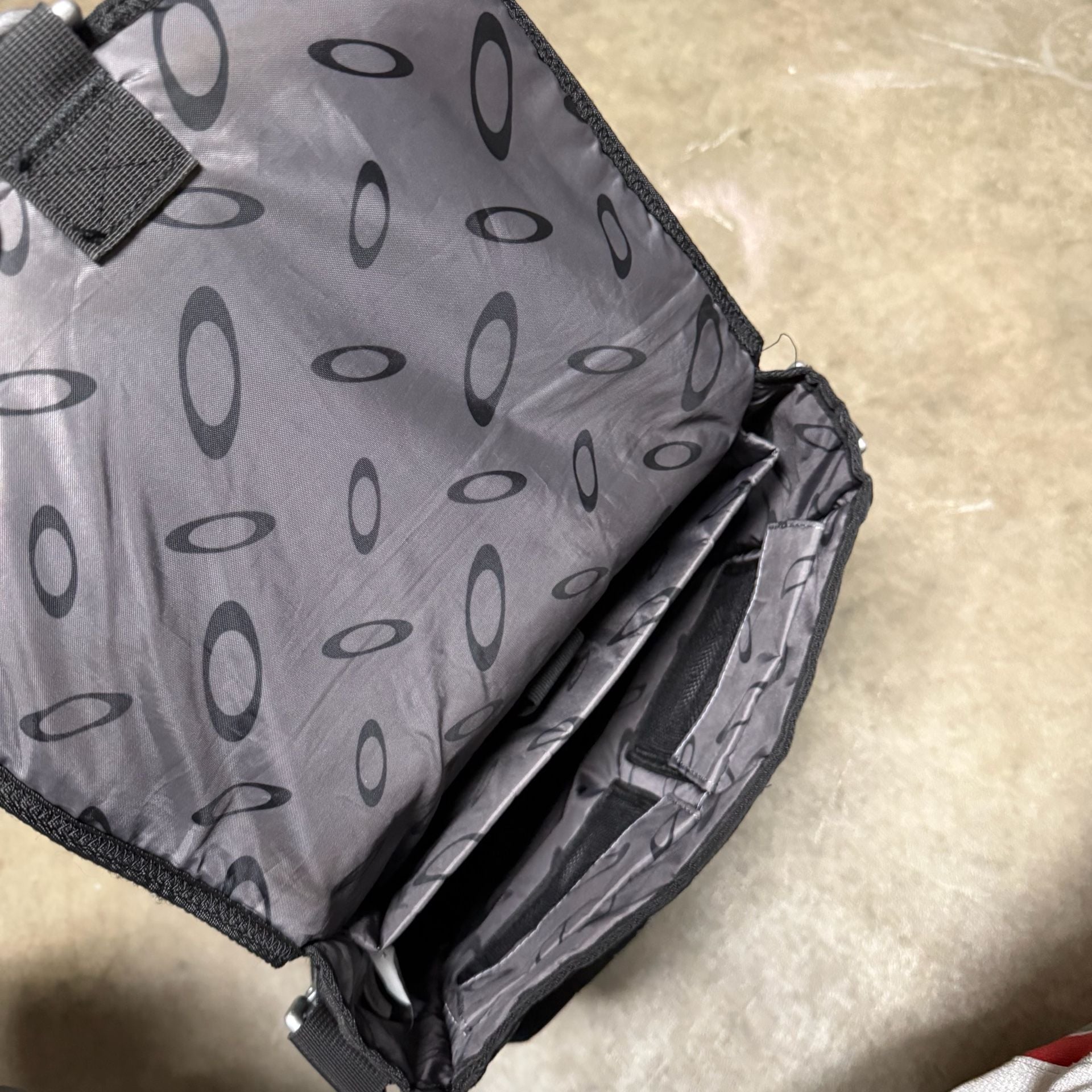 Oakley Dry Goods Vertical Shoulder Bag Black Tactical 7
