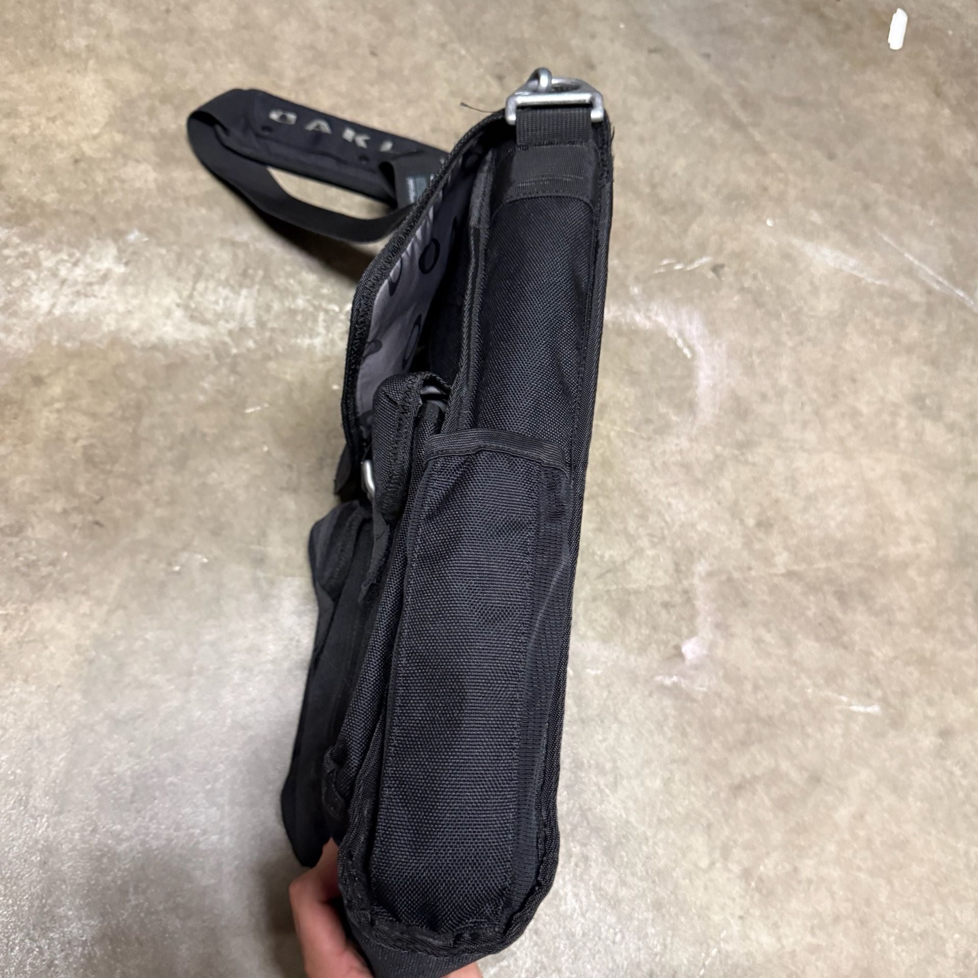 Oakley Dry Goods Vertical Shoulder Bag Black Tactical 8