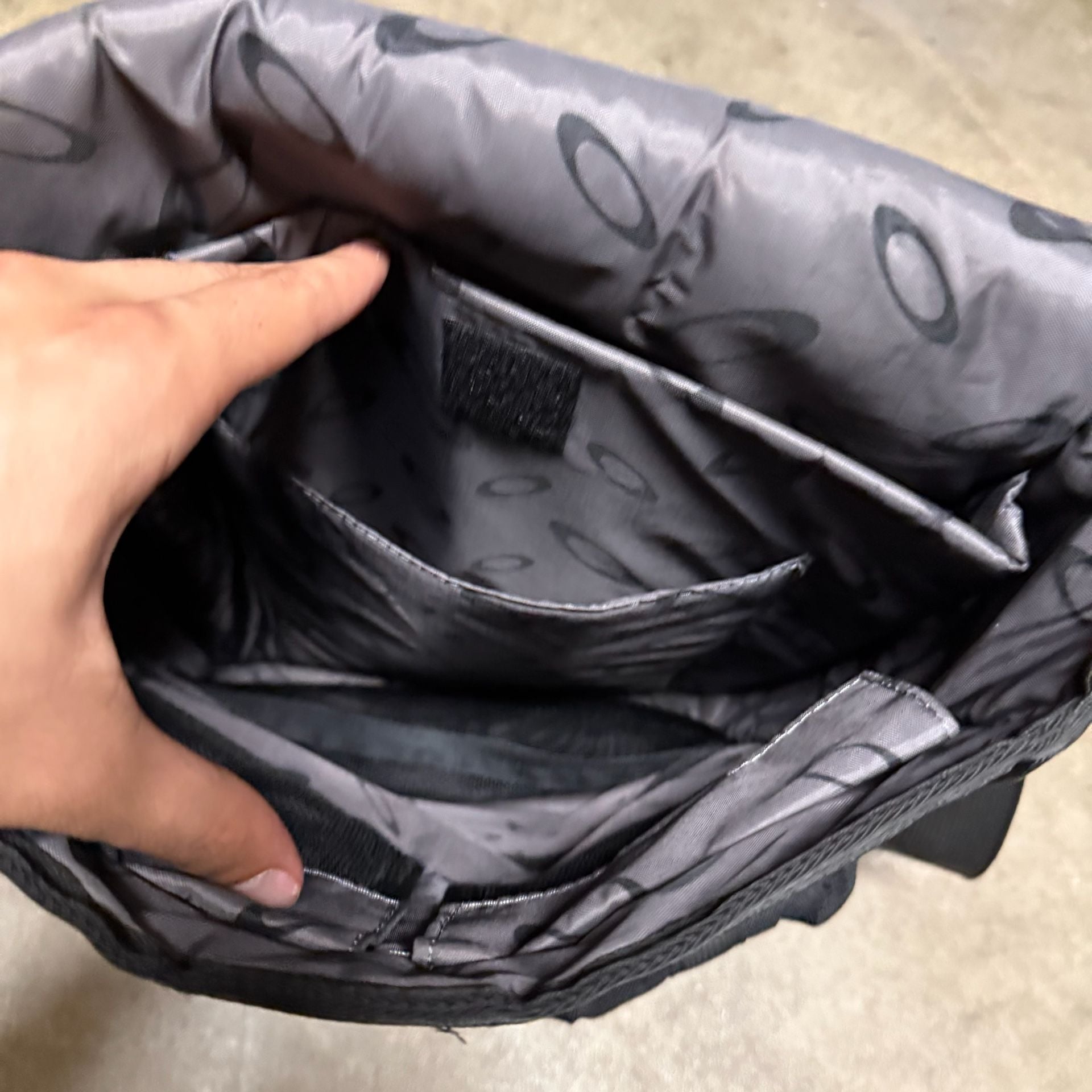Oakley Dry Goods Vertical Shoulder Bag Black Tactical 9