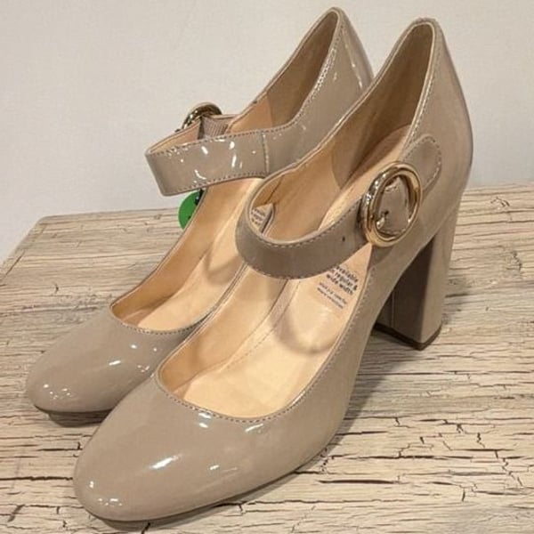 Liz Claiborne Mary Jane Heels
Nude
Patent Leather Block Heel
Shiny, Dressy, Formal, Chunky