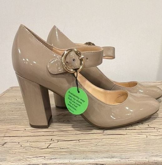 Liz Claiborne Mary Jane Heels
Nude
Patent Leather Block Heel
Shiny, Dressy, Formal, Chunky 5