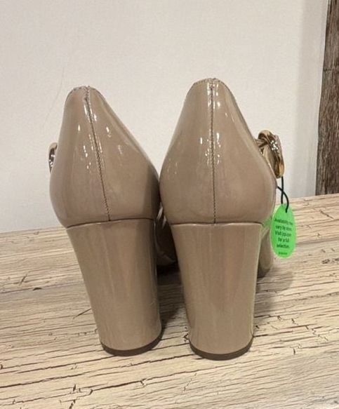 Liz Claiborne Mary Jane Heels
Nude
Patent Leather Block Heel
Shiny, Dressy, Formal, Chunky 4