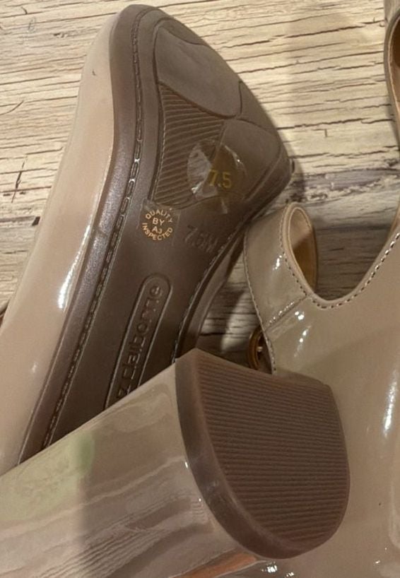 Liz Claiborne Mary Jane Heels
Nude
Patent Leather Block Heel
Shiny, Dressy, Formal, Chunky 6