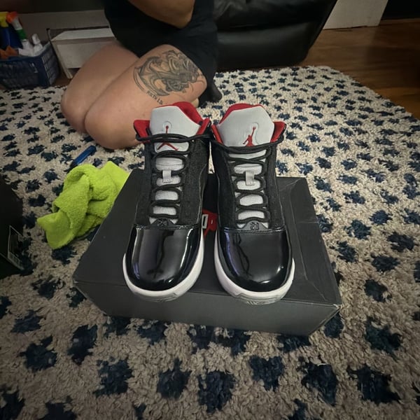 Jordan Max Aura 2 Size 7 youth Black Cement Gym Red