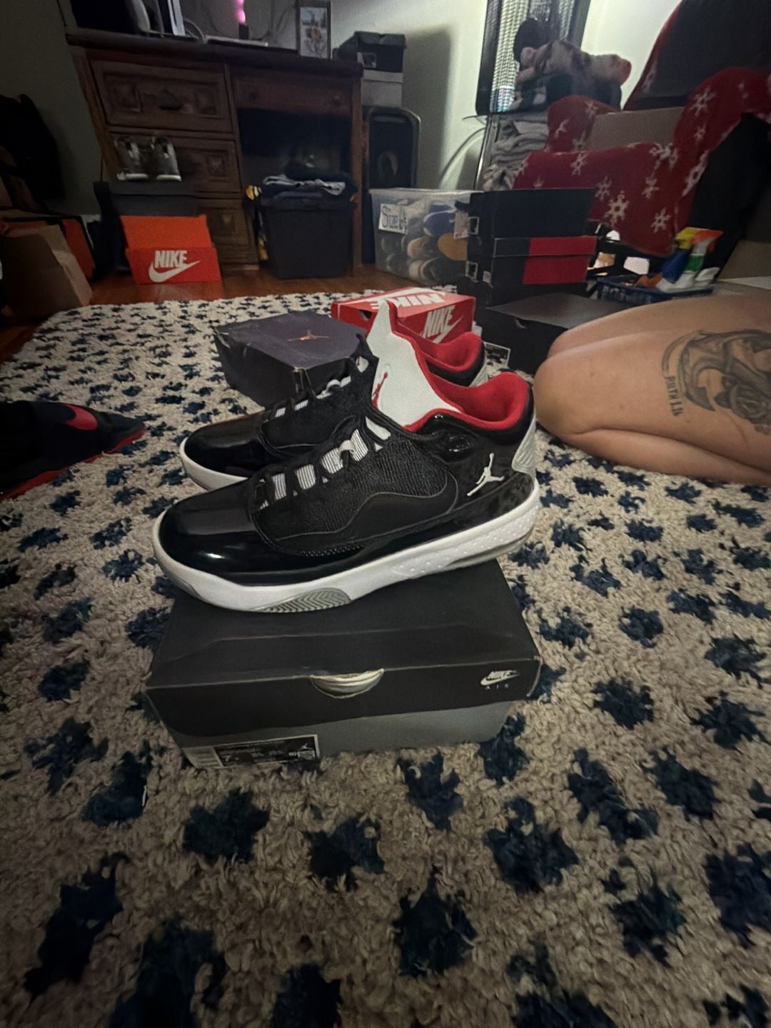 Jordan Max Aura 2 Size 7 youth Black Cement Gym Red 5