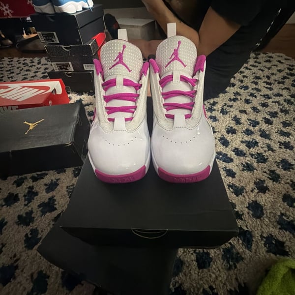 Jordan Max Aura 6 White Fire Pink size 5y or 7.5 w