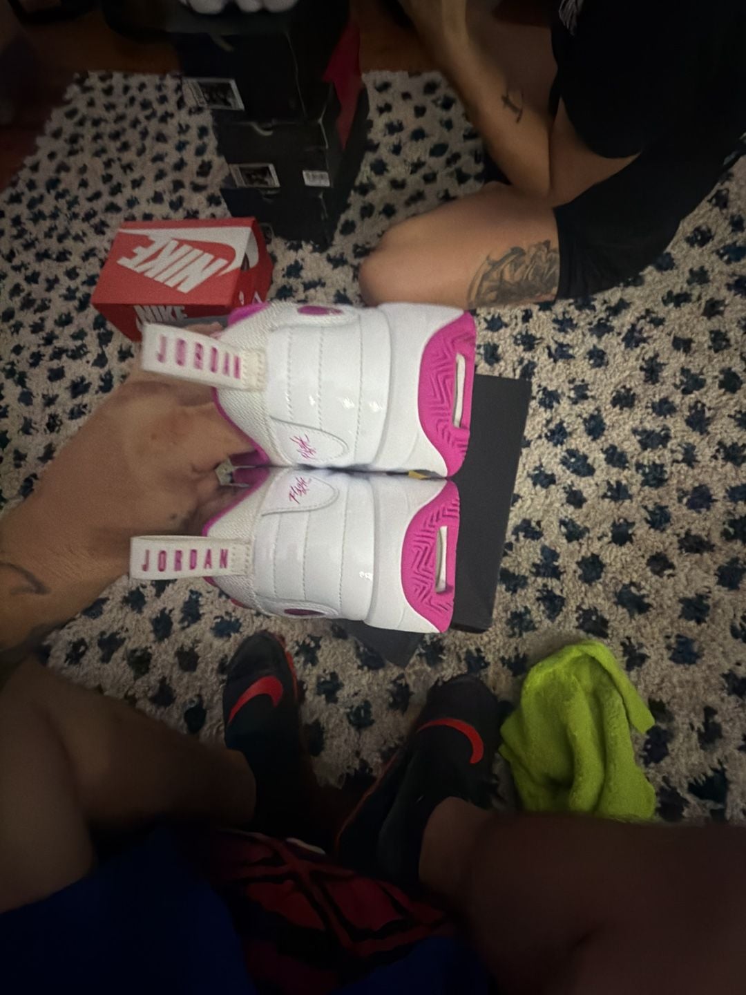 Jordan Max Aura 6 White Fire Pink size 5y or 7.5 w 7