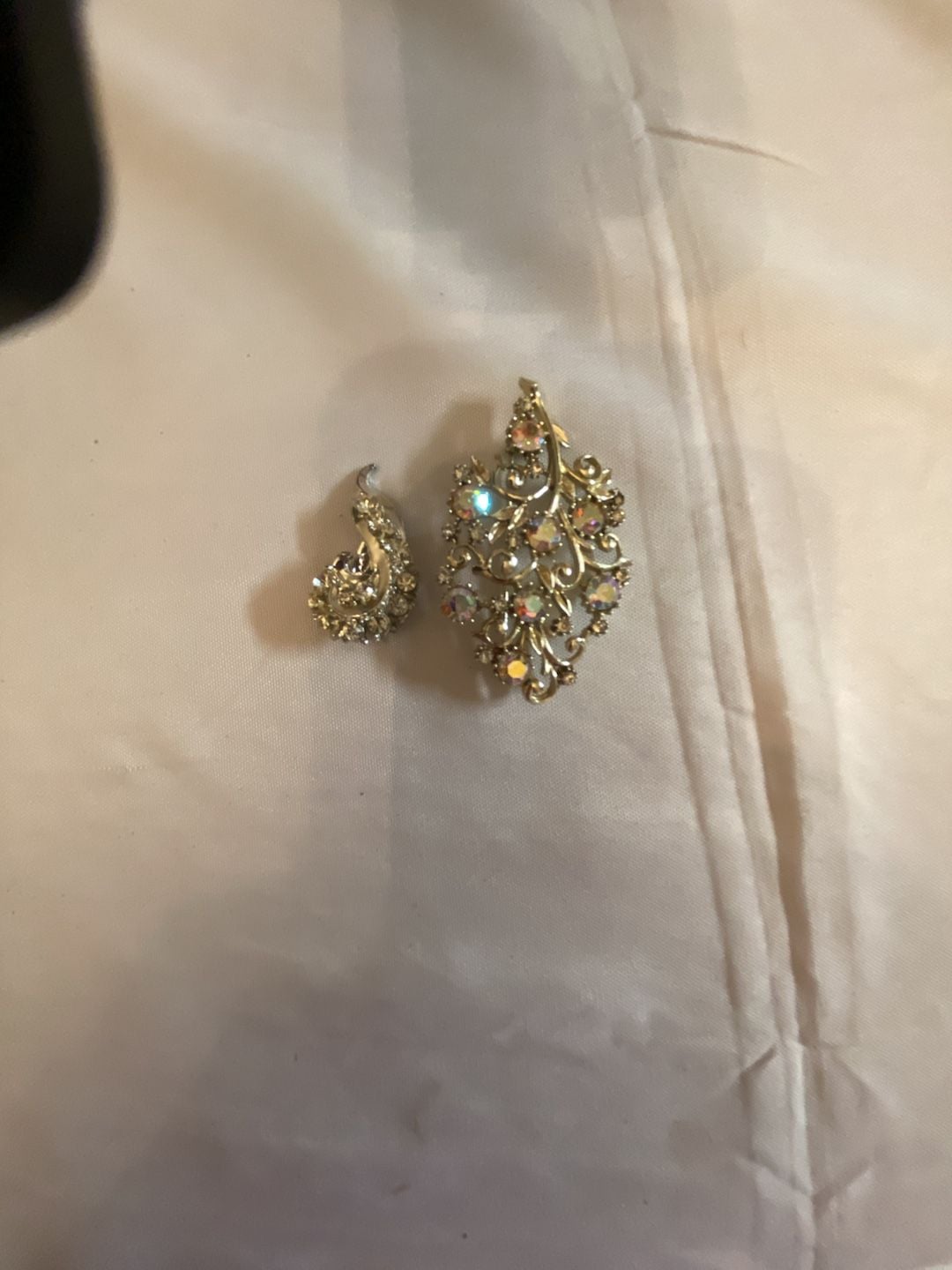 Vintage Gold Tone Aurora Borealis Rhinestone Brooch and Earring Set 1