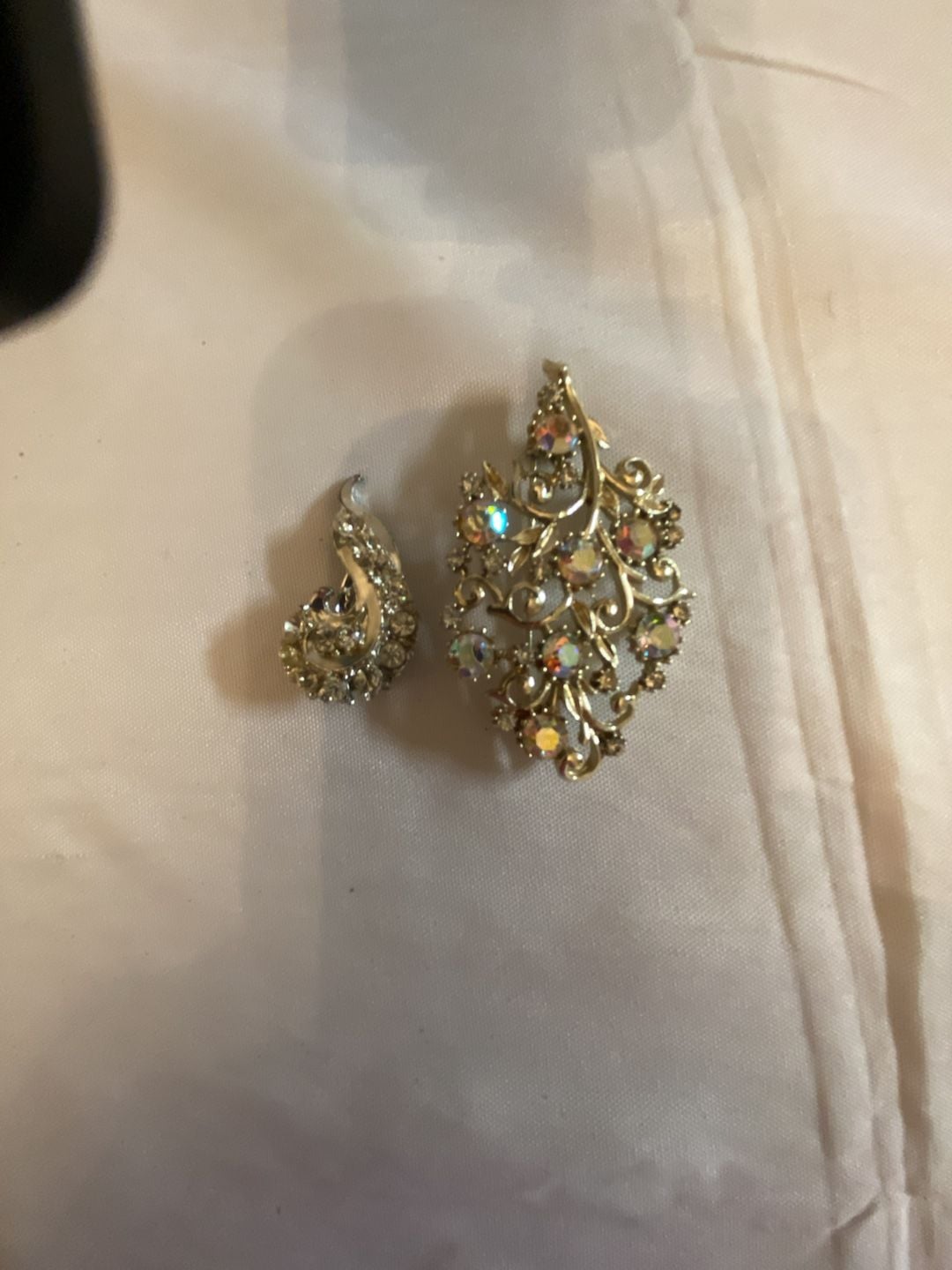 Vintage Gold Tone Aurora Borealis Rhinestone Brooch and Earring Set 2