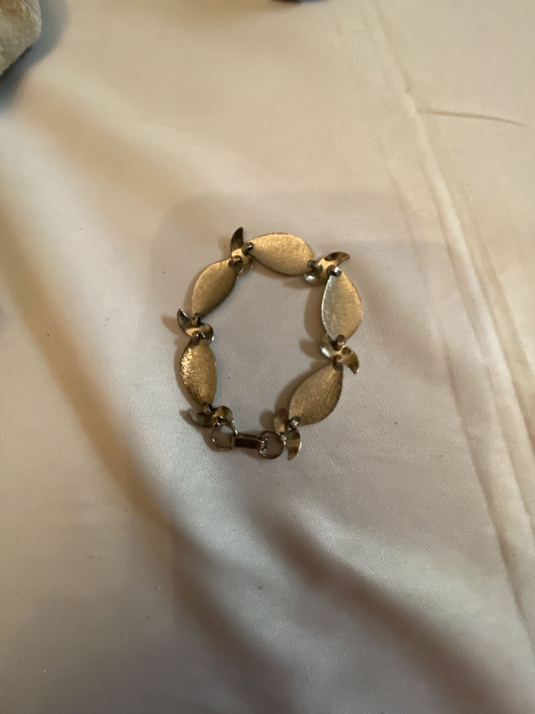 Vintage Goldtone Leaf Link Bracelet 3