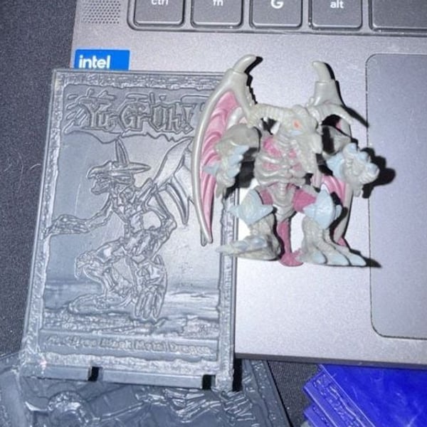 Yu-Gi-Oh Red Eyes Black Metal Dragon Figure With arena Base card