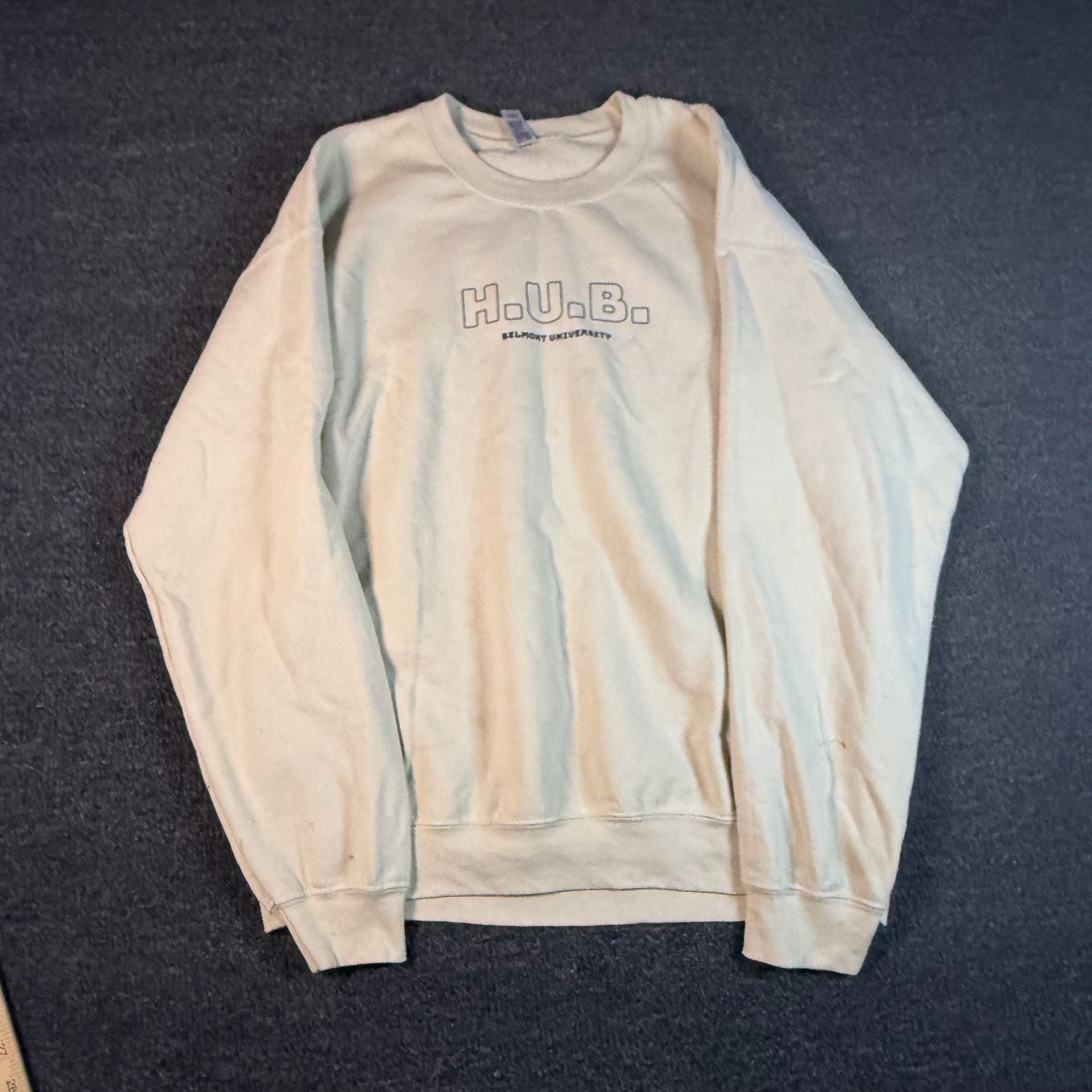 Gildan H.U.B. Belmont University Sweatshirt Size L Cream Crewneck 2
